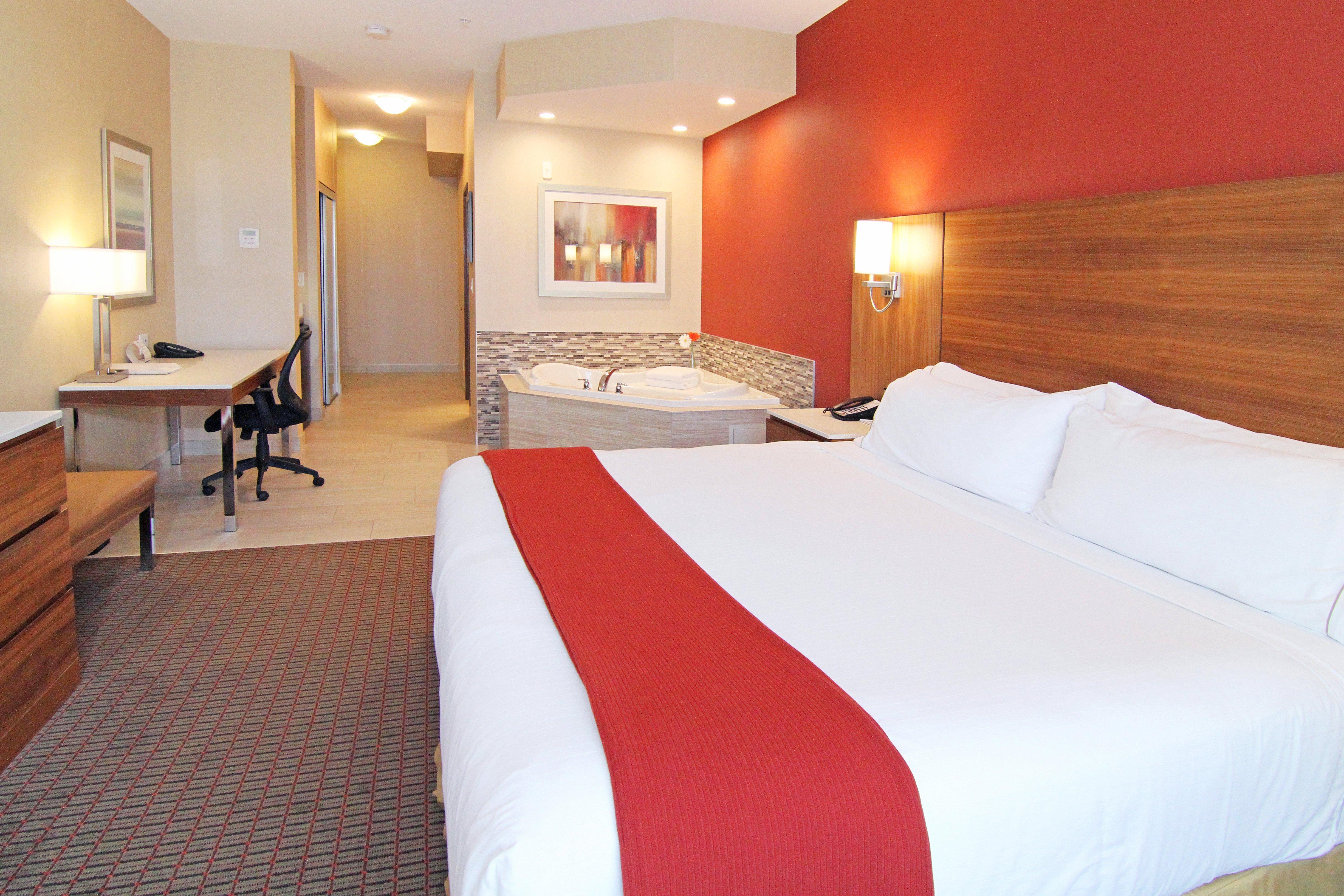 Holiday Inn Express And Suites Calgary University By Ihg Exterior photo