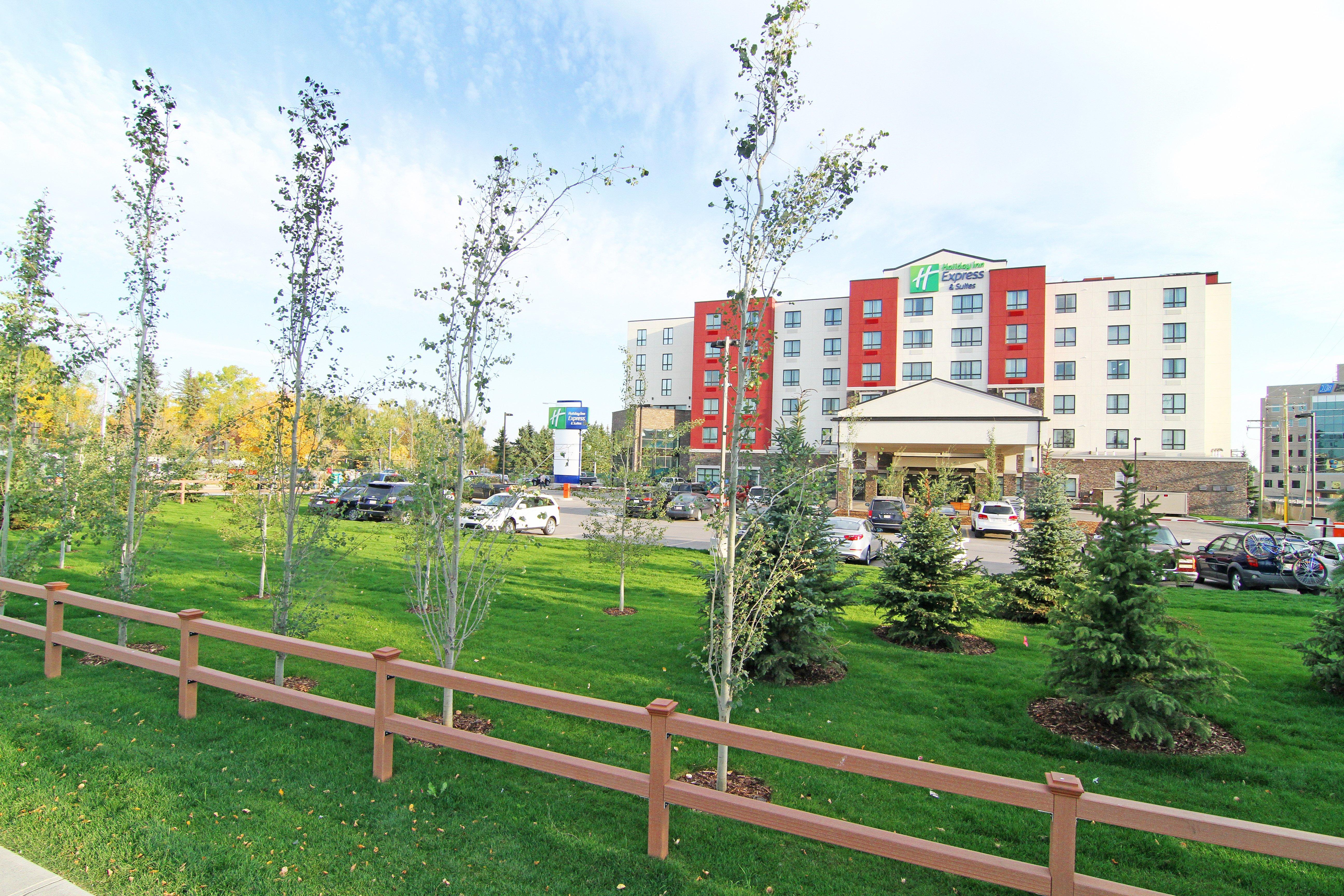 Holiday Inn Express And Suites Calgary University By Ihg Exterior photo